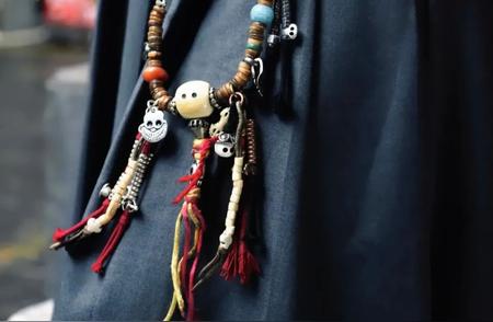 岁月痕迹的见证：藏传老念珠的魅力与宗教神韵